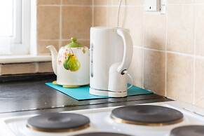 3 Bed Quaint House Town Center