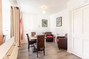 3 Bed Quaint House Town Center