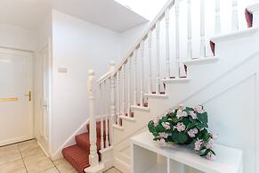 3 Bed Quaint House Town Center