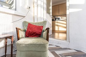 3 Bed Quaint House Town Center