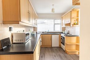 3 Bed Quaint House Town Center