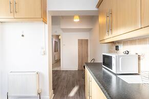 3 Bed Quaint House Town Center