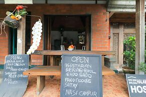 Halaman Depan Hostel