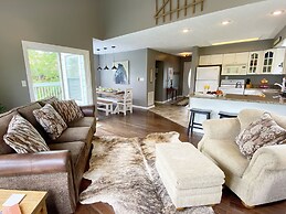 Amazing Sunsets 3 Bedroom Home by RedAwning