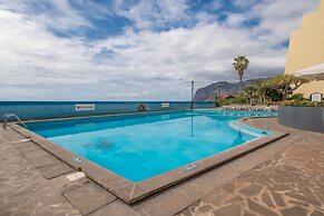 Charming Paint House Apartment in Pestana