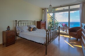 Charming Paint House Apartment in Pestana