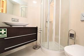 Living Apartment With Private Pool, Jacuzzi and Gym