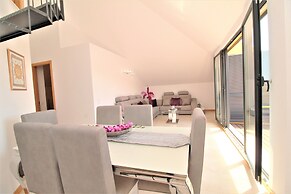 Living Apartment With Private Pool, Jacuzzi and Gym