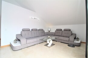 Living Apartment With Private Pool, Jacuzzi and Gym