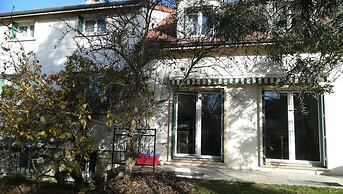 Chambre dans une maison pleine de vie