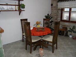 Easeful Pifar Apartment great location