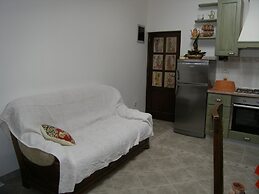 Easeful Pifar Apartment great location