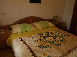 Easeful Pifar Apartment great location