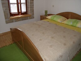 Easeful Pifar Apartment great location