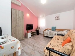 Pleasant Oriana Apartment near Sea