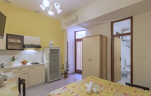 Pleasant Oriana Apartment near Sea