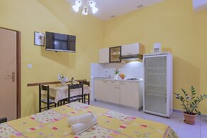 Pleasant Oriana Apartment near Sea