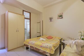 Pleasant Oriana Apartment near Sea