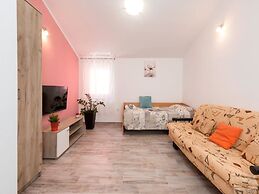Pleasant Oriana Apartment near Sea