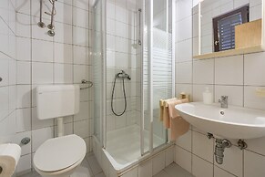 Pleasant Oriana Apartment near Sea