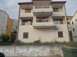 Gorgeous Biserka Apartment near the sea