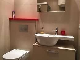 Gorgeous Biserka Apartment near the sea