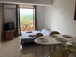 Gorgeous Biserka Apartment near the sea