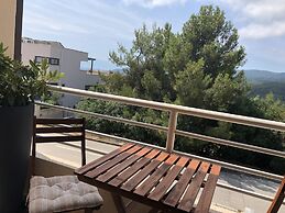 Gorgeous Biserka Apartment near the sea