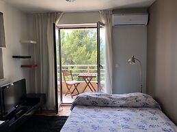 Gorgeous Biserka Apartment near the sea