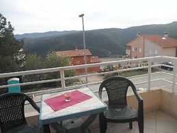 Gorgeous Biserka Apartment near the sea