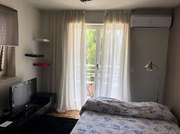 Gorgeous Biserka Apartment near the sea