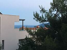 Gorgeous Biserka Apartment near the sea