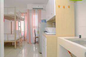 Green Bay Pluit Studio Apartment with 2 Single Beds