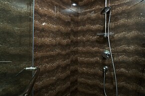 Fabulous 2BR Lucky Tower Apartment