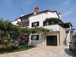 Nice and Cozy Apartment Ferry in Medulin