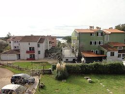 Nice and Cozy Apartment Ferry in Medulin