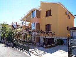 Apartments Ivica - Quiet Street