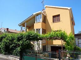 Apartments Ivica - Quiet Street