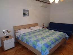 Apartments Ivica - Quiet Street