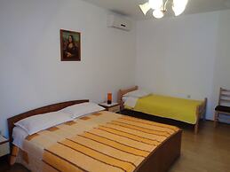 Apartments Ivica - Quiet Street