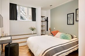 Damrak Short Stay Amsterdam