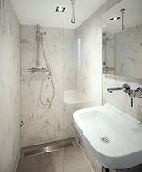 Damrak Short Stay Amsterdam