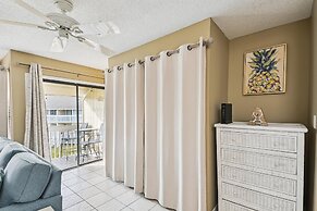 8226 is an upstairs pet friendly studio located in Sandpiper Cove by R