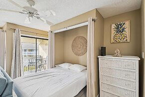 8226 is an upstairs pet friendly studio located in Sandpiper Cove by R