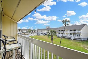 8226 is an upstairs pet friendly studio located in Sandpiper Cove by R