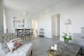 The Best Location, 8pax, 3BD & 2Bth, Reina Sofia II