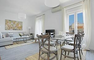The Best Location, 8pax, 3BD & 2Bth, Reina Sofia II