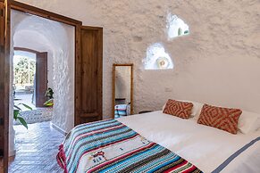 Traditional Cave House With Swimming Pool Near to City Center. Cueva d