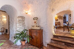 Traditional Cave House With Swimming Pool Near to City Center. Cueva d