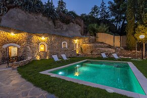 Traditional Cave House With Swimming Pool Near to City Center. Cueva d